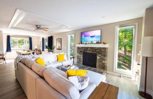 Leicester Casa | Berkshire Vacation Rentals: Leicester Lake Front Home Come Relax