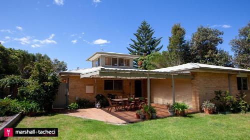 Bermagui Casa | Bermagui Dune House 5 Narira Street, Beach Front, Pet friendly