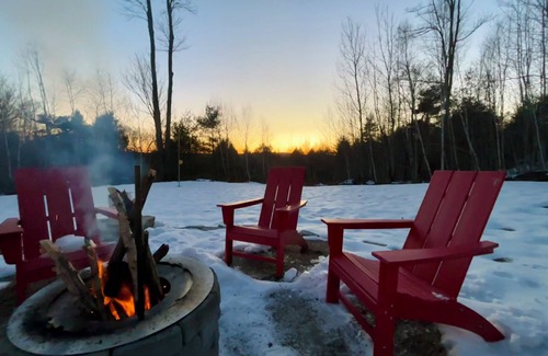 Guild Casa | Berry Mountain Lodge: Spacious 5-bedroom house close to skiing and Lake Sunapee