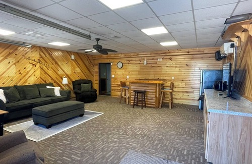 Devils Lake Cabina | "Bert Cave" - Lake Side Cabin Ackerman Acres Resort