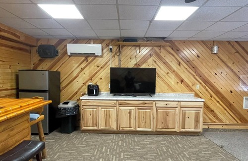 Devils Lake Cabina | "Bert Cave" - Lake Side Cabin Ackerman Acres Resort