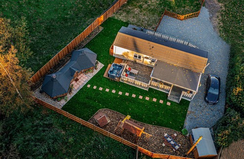 Pentney Cabina | Bespoke holiday home with private pool and hot tub, sleeps 8 ref 34073P