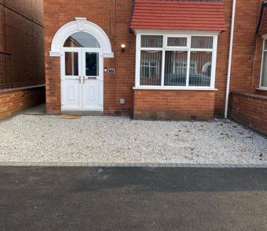 Doncaster Casa | Bessie House 3BED SD with Parking Racecourse Goffs Eco Power Stadium A1 M18 M1 M62