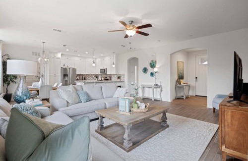 Tulare Casa | Ag show, premium outlets, Freeway, and 1 hour to National park,