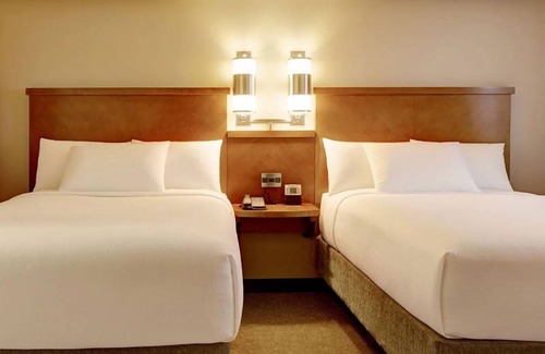 Austin Hotel | Best for Unwinding! Pets Allowed, FREE Parking, Pool, Near Brentwood Park!