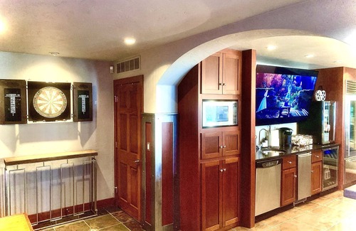 Fond du Lac Casa | La mejor casa en Wisconsin! ¡Vive como una ESTRELLA! VRBO Luxury! Piscina cubierta y teatro