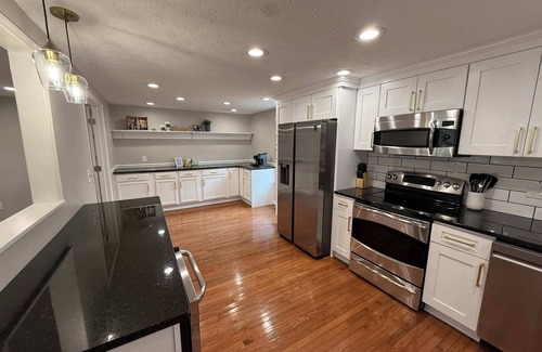 Roselawn Finance Casa | Best in show. Pool. Bar. Pool Table. Basketball.