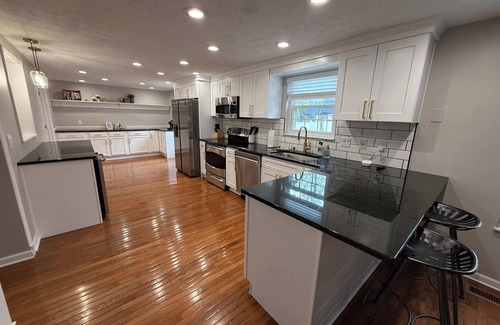 Roselawn Finance Casa | Best in show. Pool. Bar. Pool Table. Basketball.