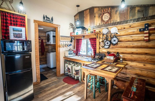 Divide Casa | Best L'il Bunkhouse on 40 Wooded Acres