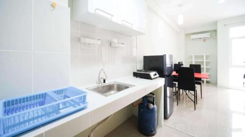 Surabaya Apartamento | Best Location and Comfy 2BR at Bale Hinggil Apartment By Travelio