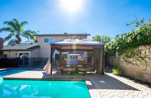 Fountain Valley Casa | Best location! Charming staycation w/ pool, Near Disney, Sleeps 10