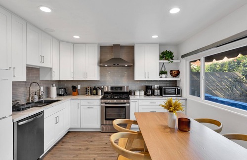 Fountain Valley Casa | Best location! Charming staycation w/ pool, Near Disney, Sleeps 10
