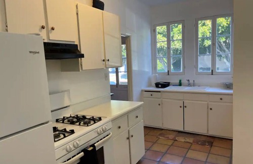 Pico - Robertson Apartamento | Best location, Corner, Chic 2-bedroom with WiFi, AC in beautiful Los Angeles