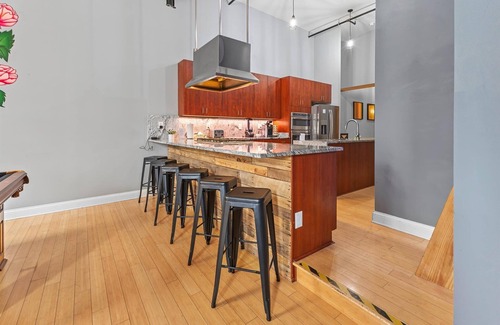 Wholesale District Apartamento | Best Location for Conventions, Sports, & Nightlife