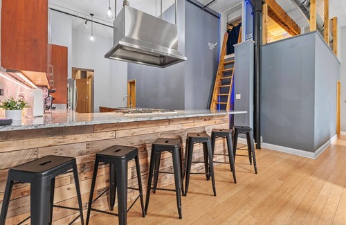 Wholesale District Apartamento | Best Location for Conventions, Sports, & Nightlife