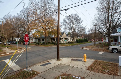 Dilworth Casa | MEJOR UBICACIÓN EN CHARLOTTE !! Casa de 3 camas / 2 baños en Dilworth (se admiten mascotas con valla)