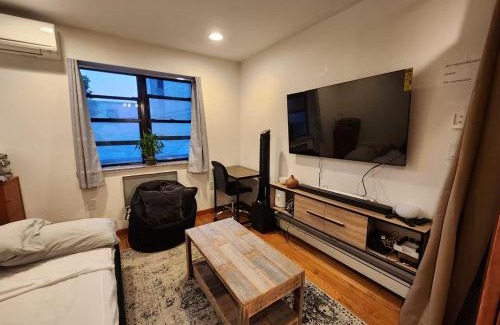 Queens Casa | BEST LOCATION IN QUEENS, Everything is near by, PRIVATE ROOM