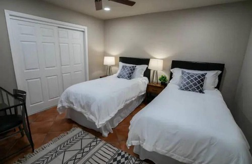 Village Estates Casa | Best Location in Scottsdale, 8 Bedroom House, Heated Pool, Spa, Game room, BBQ, Putting Green