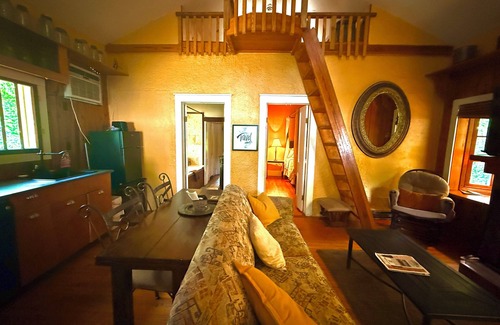 Eureka Springs Historic District Cabaña | Best Location in Heart of Eureka Springs with a view - 2 BR Little Chateau