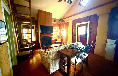Eureka Springs Historic District Cabaña | Best Location in Heart of Eureka Springs with a view - 2 BR Little Chateau
