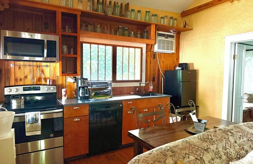 Eureka Springs Historic District Cabaña | Best Location in Heart of Eureka Springs with a view - 2 BR Little Chateau
