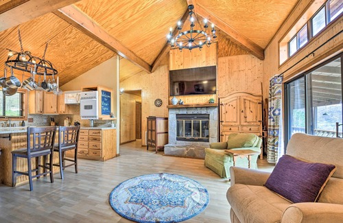 Valley Creek Run Cabina | Best Location - Maggie Valley Cabin w/ Hot Tub!