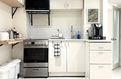Waterloo Apartamento | Best Location uptown Waterloo, beside Park. Small Clean Private Room (C)