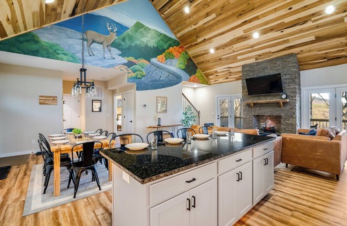 Massanutten Cabina | Best Mtn Top Views in Massanutten, Hot Tub, 160 Arcade Games, Local Vibe!