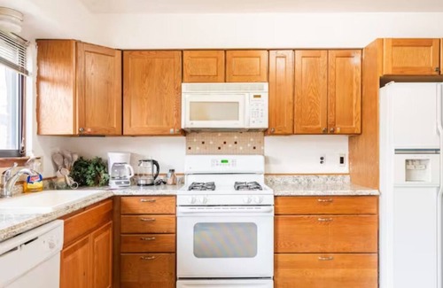 Livonia Casa | 4bed 2bath home in best neighborhood - centrally located
