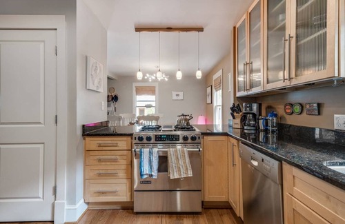 Cabbagetown Casa | Lo mejor de Cabbagetown con piano de cola, jacuzzi, putting green. ¡2 millas al MB-Stadium!