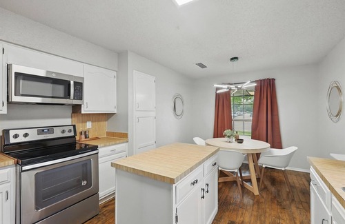 Garland Casa | Best of Garland | Pool, Cinema Rm, BBQ (3BD/2.5BA)