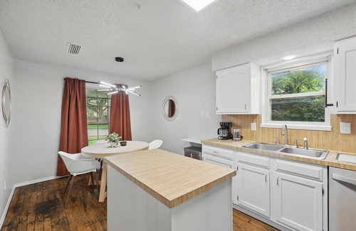 Garland Casa | Best of Garland | Pool, Cinema Rm, BBQ (3BD/2.5BA)