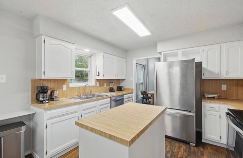 Garland Casa | Best of Garland | Pool, Cinema Rm, BBQ (3BD/2.5BA)