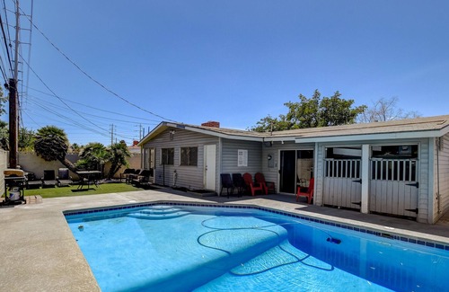 Rancho Oakey Casa | Best of Las Vegas Getaway | Sparkling Pool
