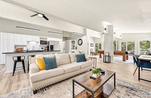 Bella Vista Casa | Best of NWA - Pool Table, MTB Trails, Golf, Hiking, King Bed