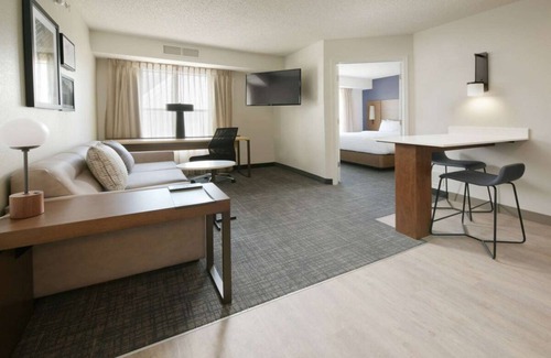 Fossil Creek Hotel | Best Place to Stay in Fort Worth! Outdoor Pool, Free Parking and Breakfast!