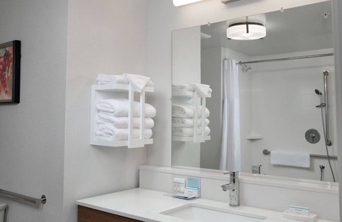 Tigard Casa | Best Place to Stay in Tigard! Indoor Pool, Free Full Breakfast and Parking