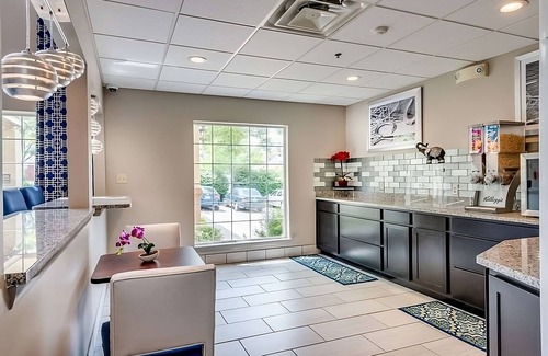 Lexington Complejo | Best Place to Stay in Kentucky! Free Parking, Free Breakfast, Pool