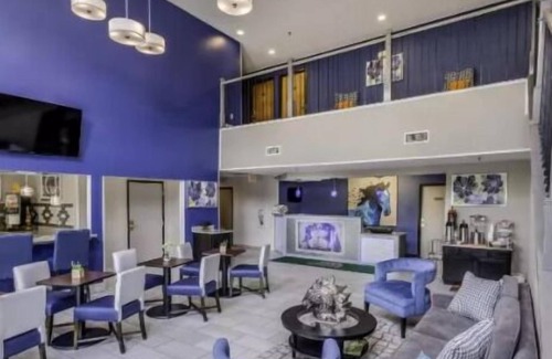 Lexington Complejo | Best Place to Stay in Kentucky! Free Parking, Free Breakfast, Pool