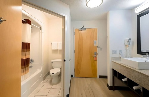 East Garden City Casa | Best Place to Stay in NYC! 2 Pet-Friendly Units, Near Nassau County Aquatic Center!