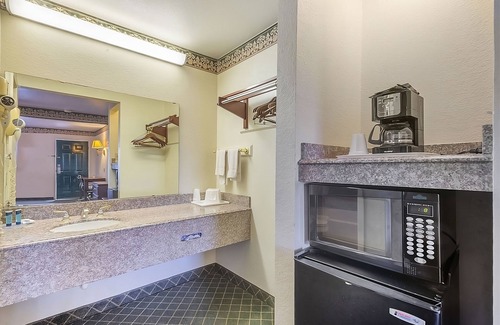 Three Rivers Casa | Best Place to Stay in Texas! 4 Modern Units, Near Lowe’s Market!