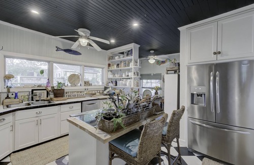 Swansboro Cabaña | Best Porch in Swansboro! 1 Block to Front Street. Dog friendly.