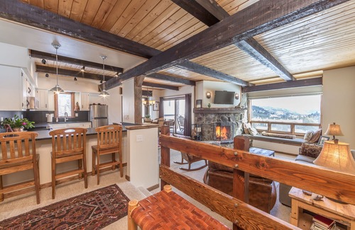Big Sky Condominio | ¡RECIENTEMENTE RENOVADO! Ski-in, Ski-out, 2 dormitorios / 2 baños en la ladera.