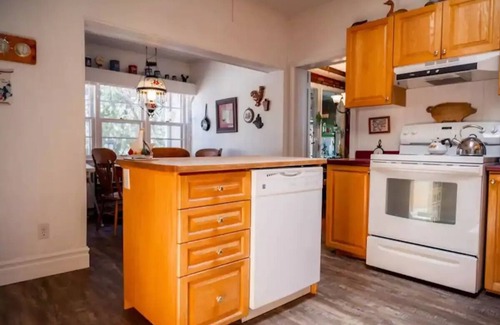 North Bay Cabaña | Best spot on Lake Nipissing + private beachfront + parking + close to downtown