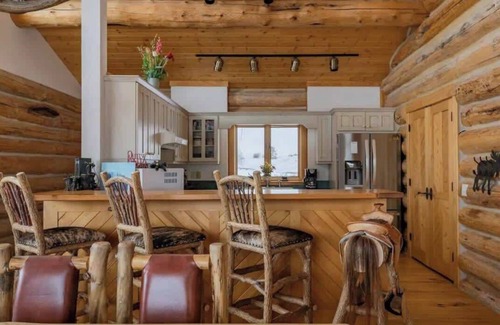 Tetonia Casa | Hermosa, grande, cabaña de troncos occidental para su familia o visita de grupo!
