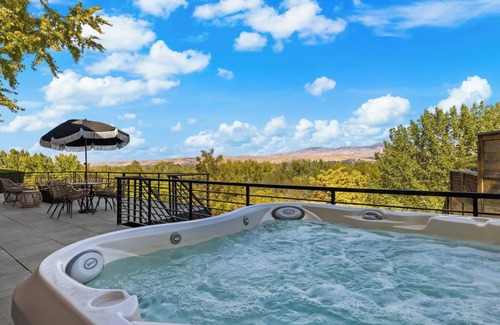 Central Rim Villa | BEST VIEW IN BOISE/ SAUNA / HOT TUB / CENTRAL / 4BR / SLEEPS 10 / LUX