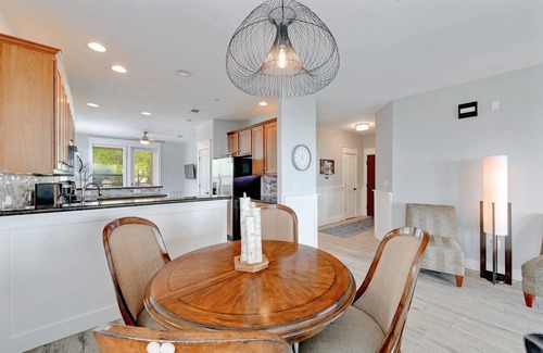 Jonestown Condominio | BEST View of Lake Travis!! Largest 3 Bed-3 Bath Floor Plan-THE HOLLOWS-Sleeps 8