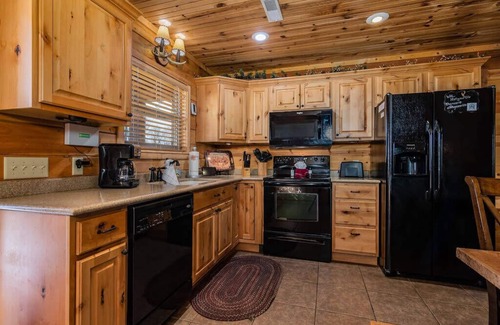 Branson Cedars Cabina | Cross Timber Lodge- 3 dormitorios y mesas de juegos y loft - ¡Las mejores vistas en toda el área! Bañera de hidromasaje y parrilla