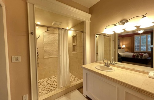 Mendenhall Valley Hotel | Best Western Grandma's Feather Bed