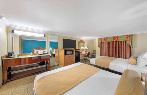Sunset Beach Hotel | Best Western Harbour Inn & Suites Huntington - Sunset Beach